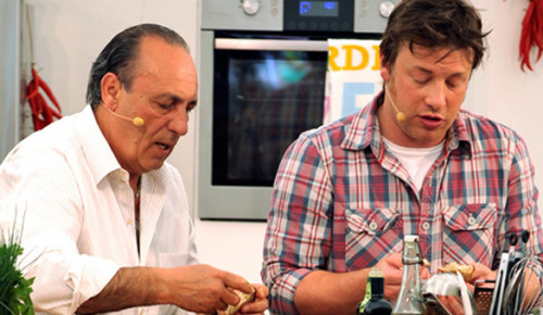 Jamie Oliver en plena acción con su gran amigo y mentor Gennaro Contaldo. Foto del blog "Underground Eats"