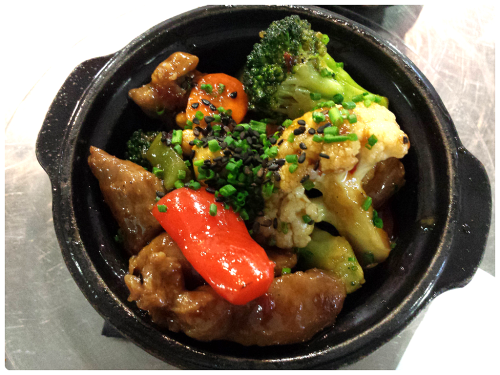 Chop Suey de verduras y carne de ibérico en Pura Tasca