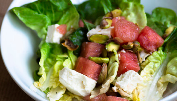 Ensalada de sandía y queso feta del blog "Gastro Andalusí" para cuidarse durante el verano