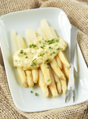 Espárragos con crema de cebollino del blog "L'Exquisit" para disfrutar en Sanfermines