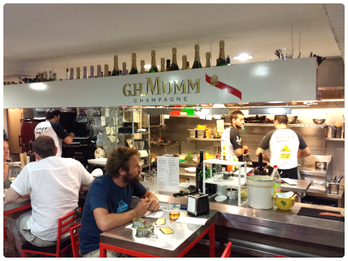 Cocina abierta de Pura Tasca en el barrio sevillano de Triana