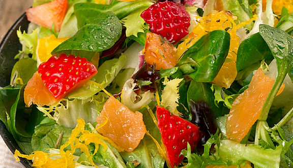 Ensalada con salmon fresas y naranja del blog "Ole tus fogones"
