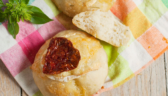 Panecillos de albahaca, tomate y queso de cabra de Atrapada en mi cocina
