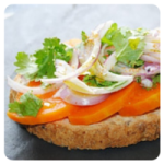 Pan de semillas con calabaza asada, cebolla y cilantro de Gastronomía y cía