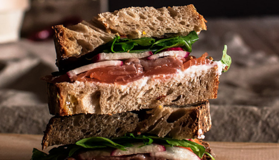 Sandwich de salmón, ricotta y rábanos de Bake street para el top 5 semanal de Recetags