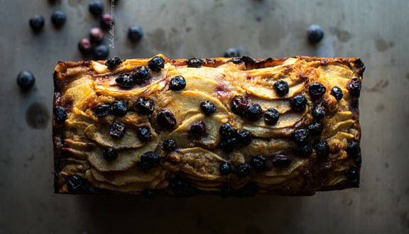 Bizcocho de manzana y arándanos para mojar en un café con leche