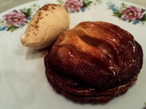 Deliciosa tarta de manzana con  helado de canela 