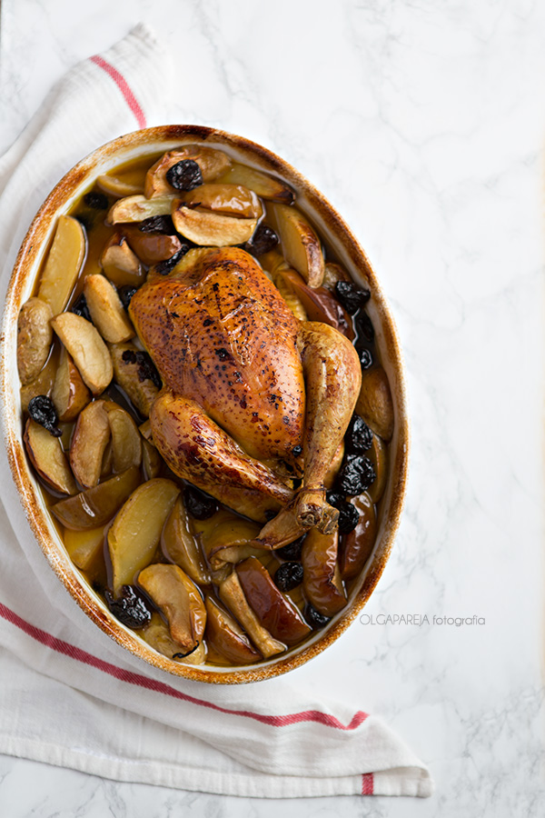 Pollo asado con patatas, manzanas y ciruelas del blog Nina's kitchen