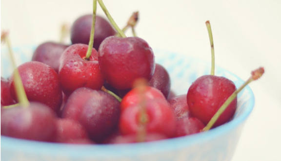 Cerezas, fruta de temporada y reinas del picoteo y del coqueteo